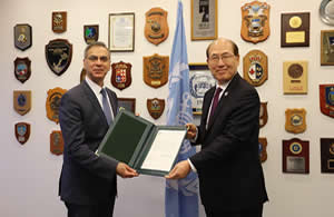 High Commissioner presents credentials to IMO Secretary General as Permanent Representative