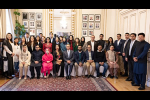 Pleased to welcome and hold thought provoking conversations with brilliant young Pakistani Chevening scholars  @PakistaninUK; motivated & hard working youth are our future; wish them every success in their academic pursuits: H.E. Moazzam Ahmad Khan